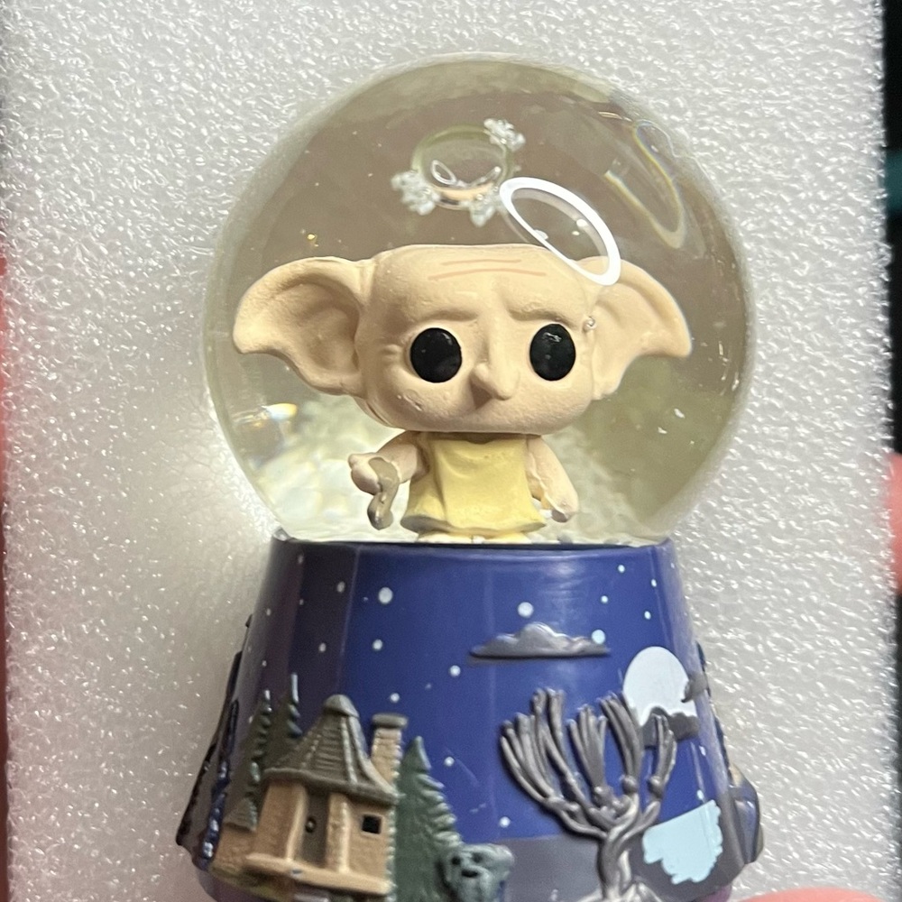 Funko POP mystery mini 2” Snow Globe Dobbie